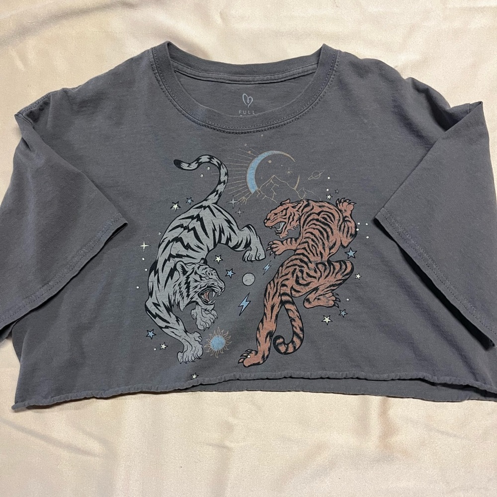 Tillys cropped T-shirt